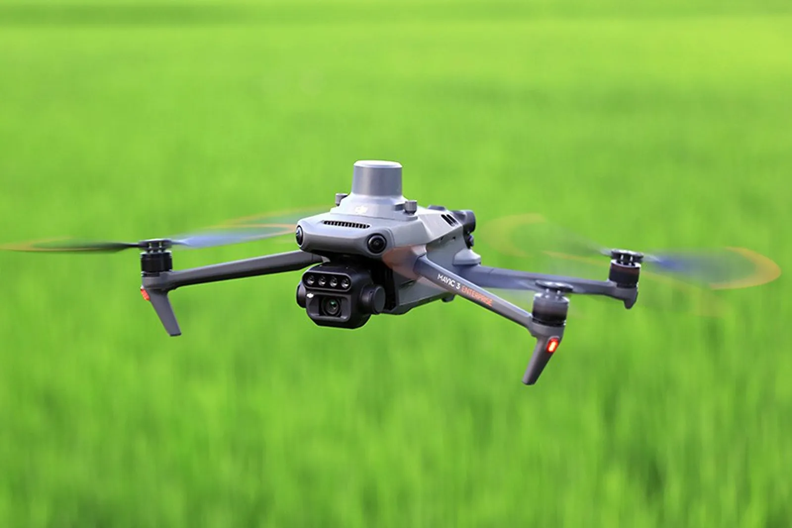 DJI Mavic 3 Multiespectral sobrevolando un lote verde para captura multiespectral